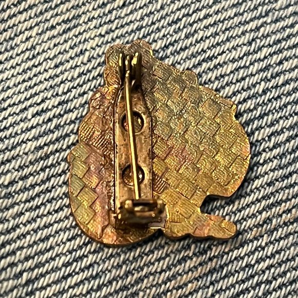 Disney Winnie the Pooh with Hunny Pot ~ vintage 80's Brooch Pin - Picture 2 of 2